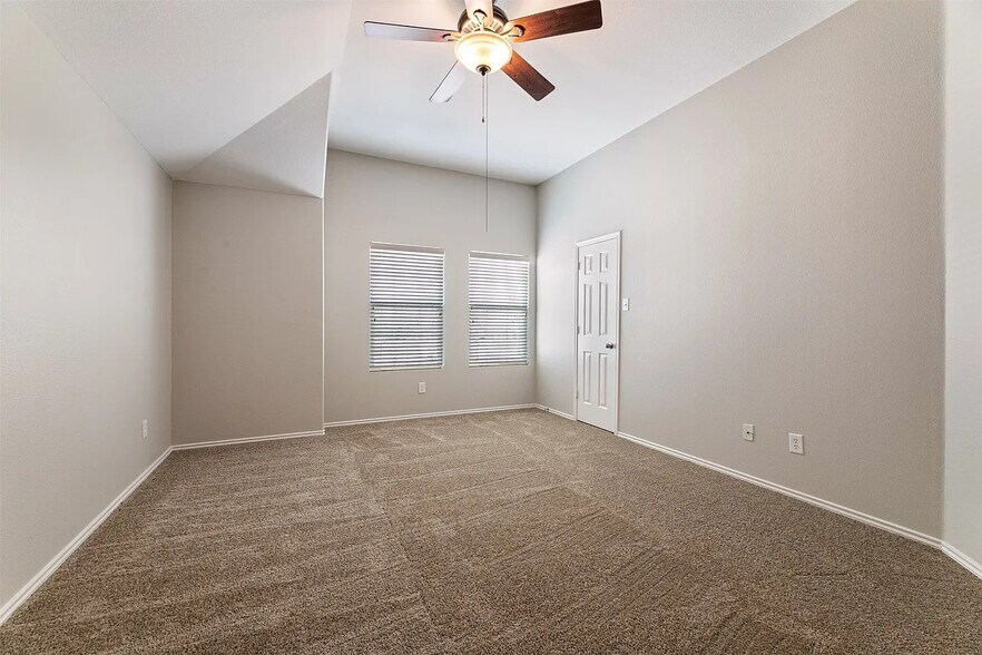 Building Photo - 9829 Fleetwood Dr