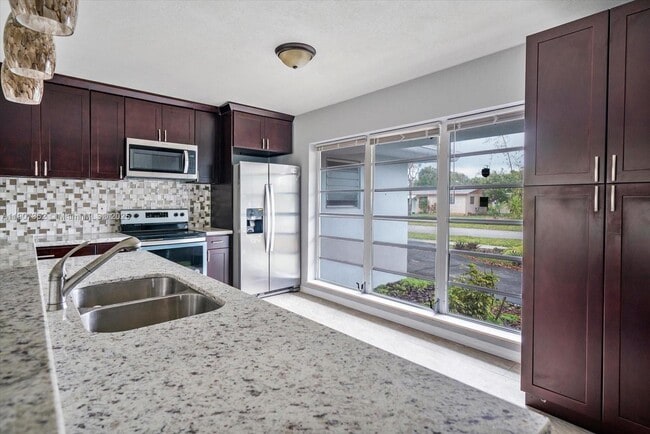 Building Photo - 1060 NE 166th St