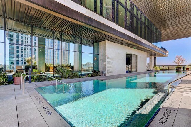 Building Photo - 610 Davis St