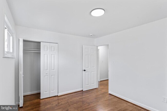 Building Photo - 2521 Fairhill Dr