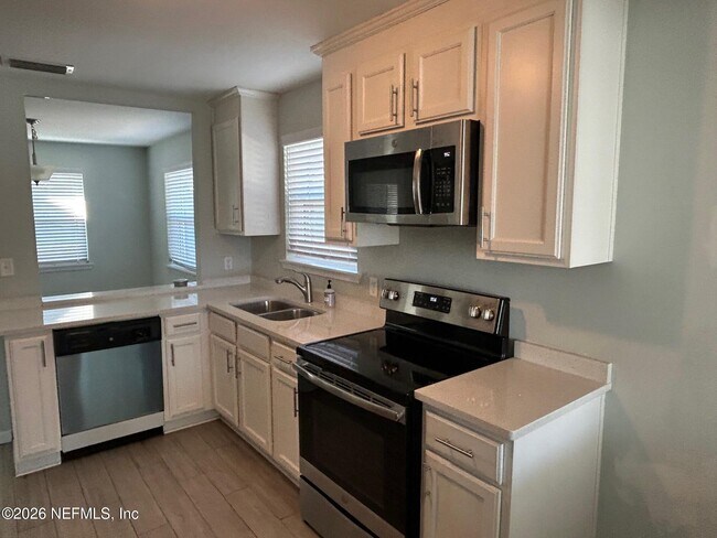 Building Photo - 825 14th Ave N