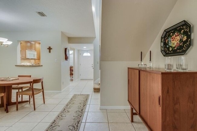 Building Photo - Beautiful Townhome Walking Distance to the...