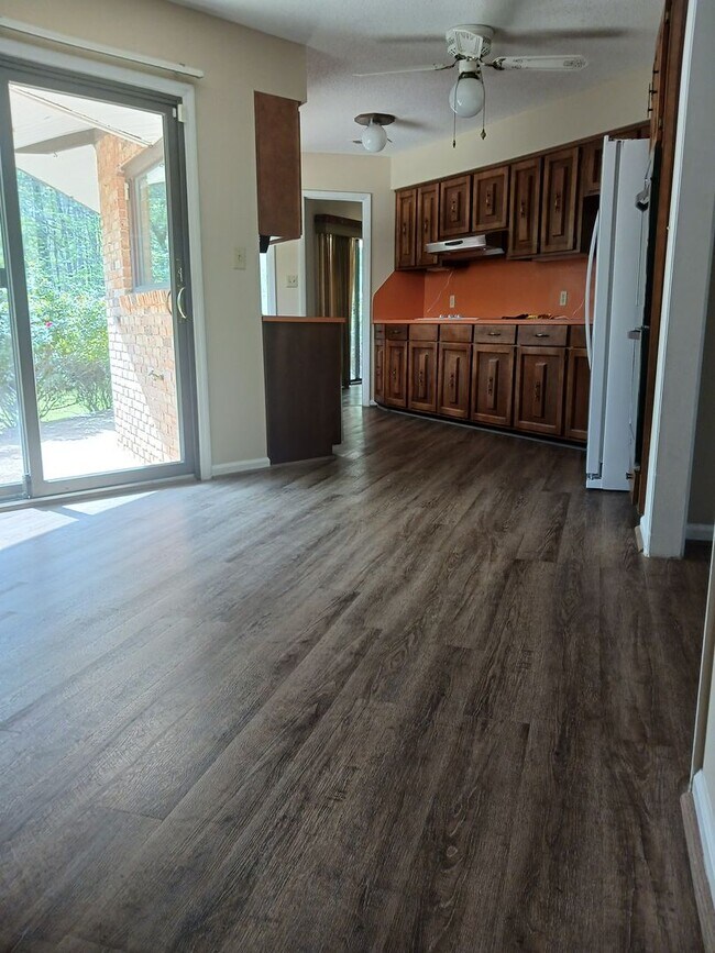 Building Photo - Charming 4BR/2.5BA Retreat on 2 Acres-Available Now!