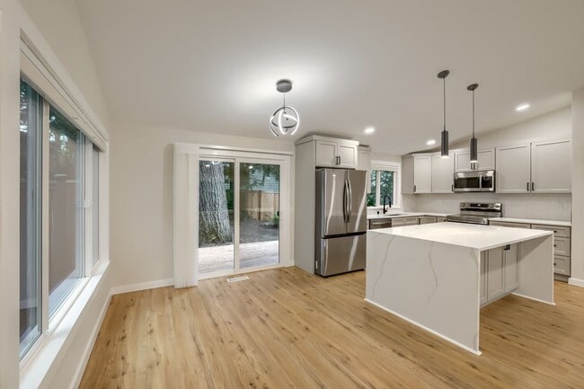 Building Photo - Bright & Charming 4bed/2.5bath in Desirable Edmonds Neighborhood!