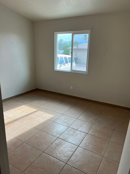 Building Photo - 415 E Thoroughbred St