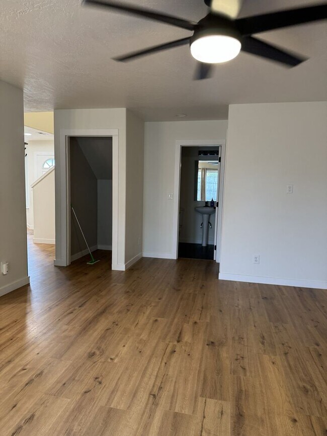 Building Photo - HARD TO FIND 4 BEDROOM