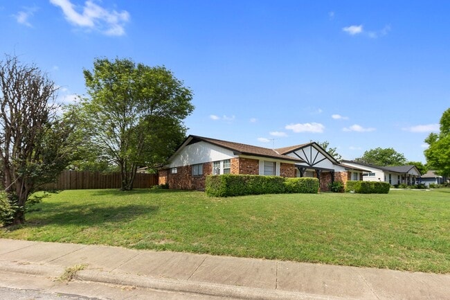 Building Photo - Charming 3-Bedroom, 3-Bathroom Home with S...