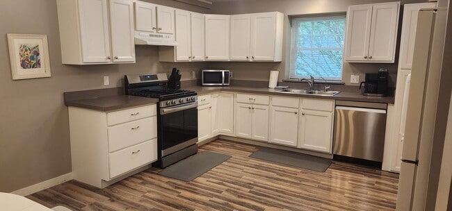 Building Photo - Off-Season Rental – Furnished, Dog-Friendl...