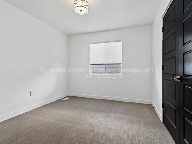 Building Photo - 7411 S Drake Pk Ct