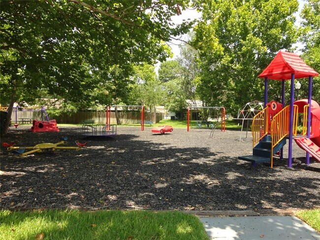 Building Photo - 1002 Gwyn Cir