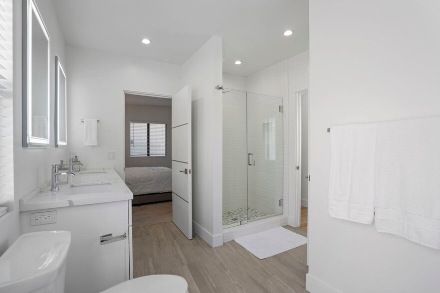 Guest Master Bathroom - 4386 Newport Ave