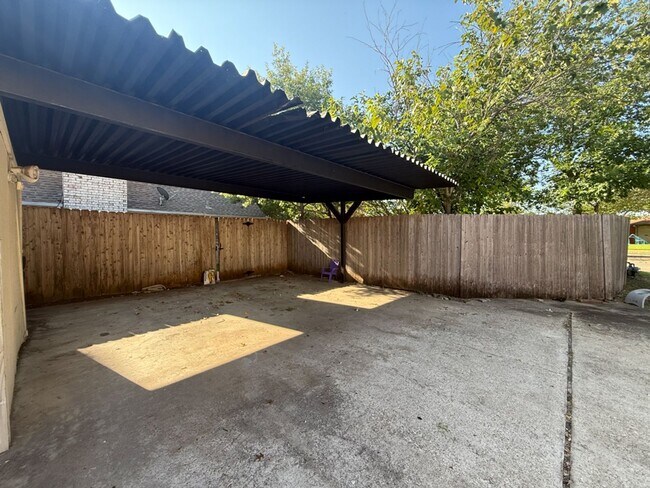 Building Photo - 612-614 Towne House Ln