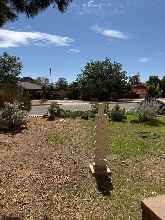 Building Photo - Beautifully cared for 2 bed 1 bath home located in NE Heights in Albuquerque.