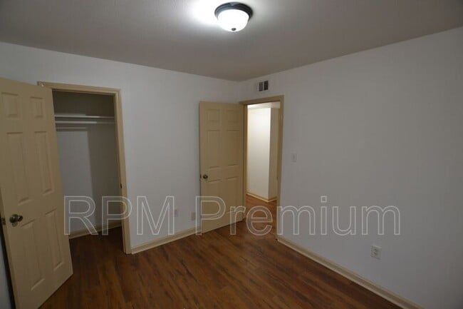 Building Photo - 947-957 Grebe St