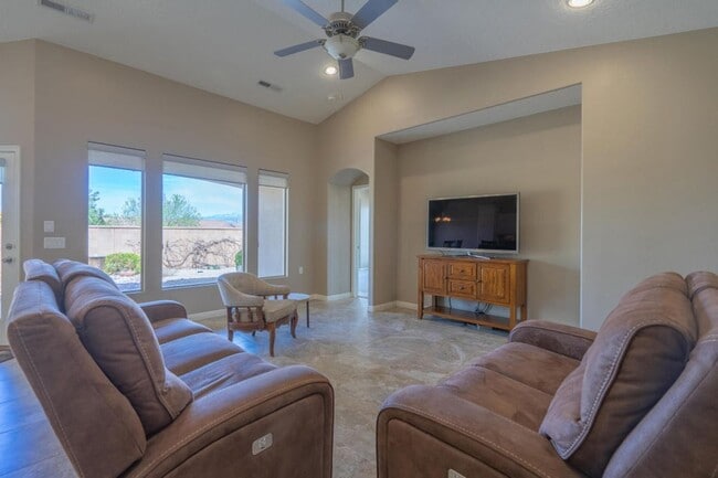 Building Photo - Bright & Beautiful 2 Bedroom Home in Sun R...