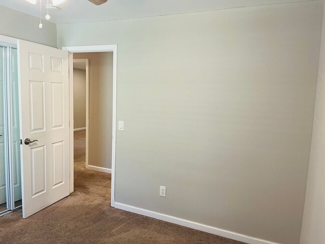 Building Photo - Beautiful 3 bedroom, 3 bathroom with large...