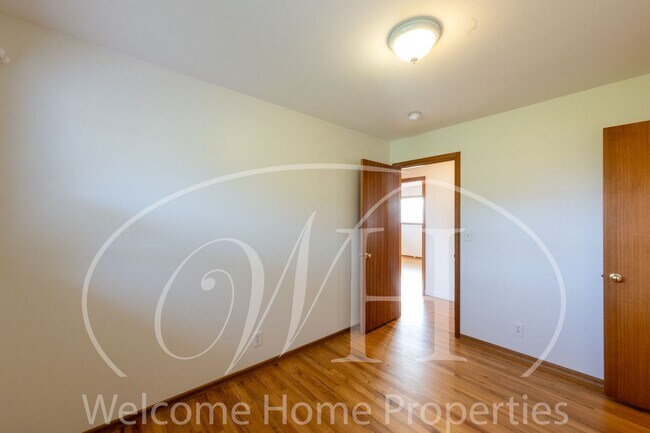 Building Photo - Spacious 5 Bedroom Home with Fenced Yard & Covered Parking