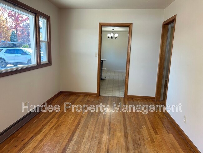 Building Photo - 1835 Broadmoor Dr