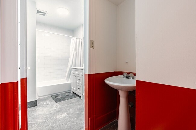 Building Photo - Luna Mia Co-Living Studios