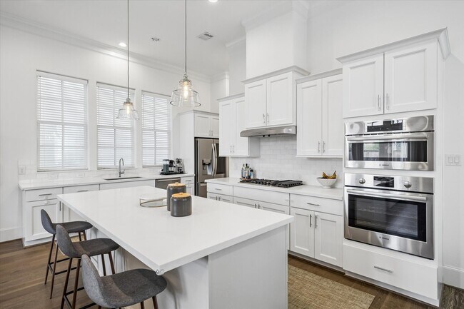 Building Photo - 3302 W 12th St