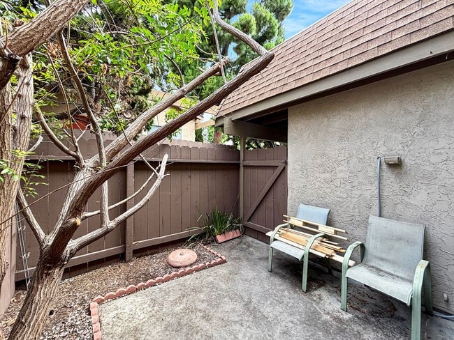 Building Photo - Charming 3BD/3BA Townhouse in University C...