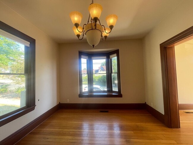 Building Photo - Charming 2 Bed / 1.5 Bath Victorian with G...