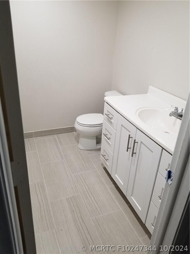 Building Photo - 6595 Racquet Club Dr