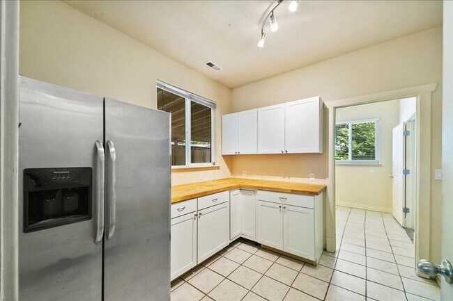 Building Photo - North End corner lot with garden and TONS ...
