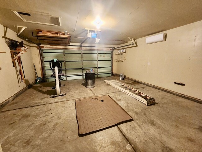 Building Photo - Spacious 3 bedroom with an outside oasis -...