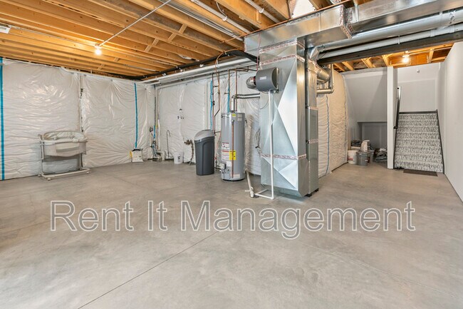 Building Photo - 18765 Larimore St