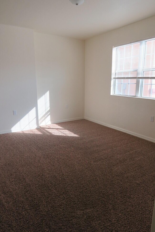 Building Photo - 2413 Tremont Ave