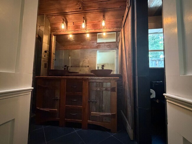 Building Photo - 2461 Bay Hill Cir