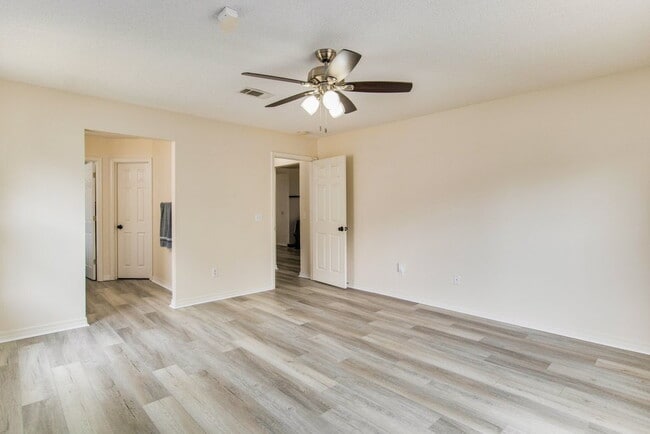 Building Photo - Welcome to this radiant and exquisite home, perfectly situated in a central location!