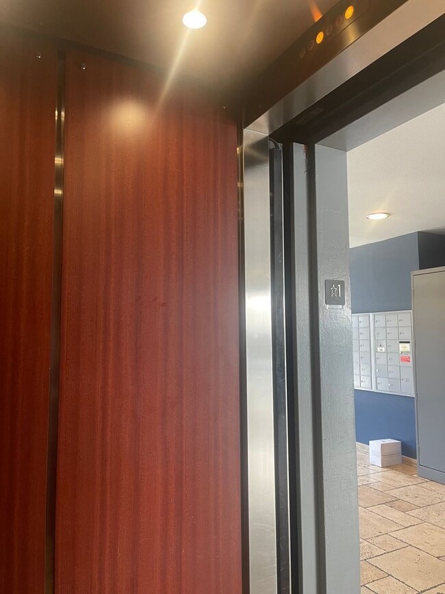 Building Photo - Hollywood Luxury 2 Bed Condo!