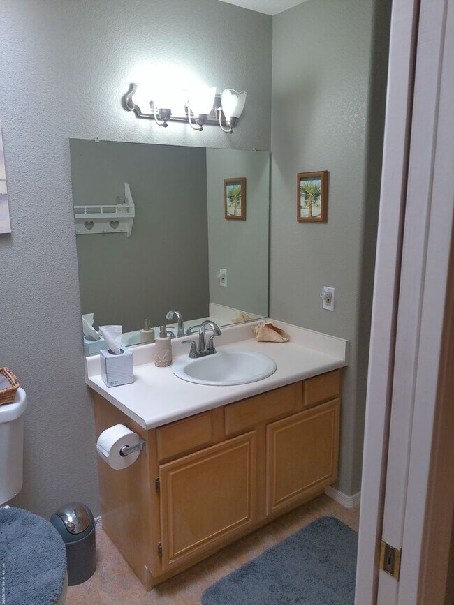 Building Photo - Fully furnished short term rental less then 6 months great for winter rental