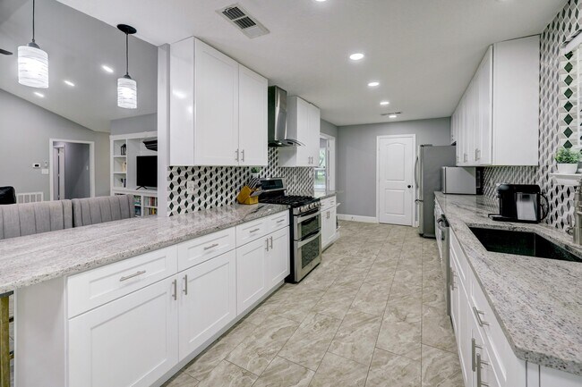 Building Photo - 10903 Hillcroft St