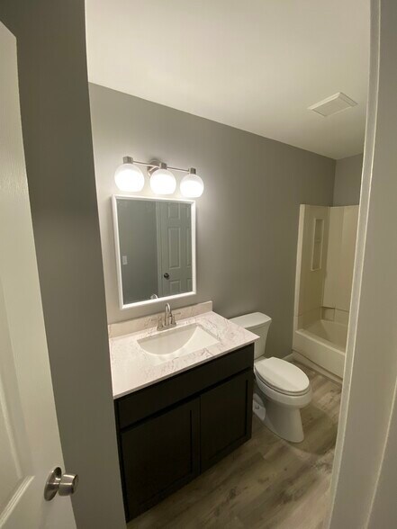 Full Bath - 6036 Applecrest Ct