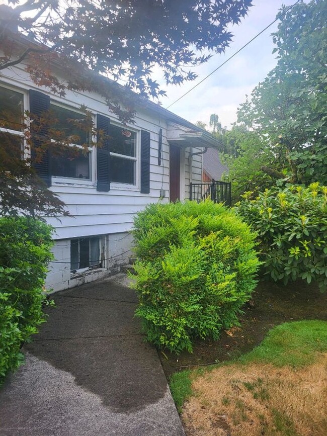 Building Photo - 1/2 off 1st Month's Rent - Charming Vintage Three Bedroom In Camas