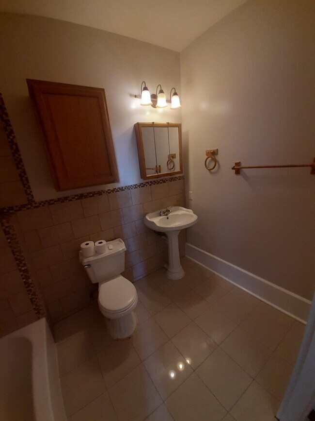 Bathroom - 1522 Winnie St