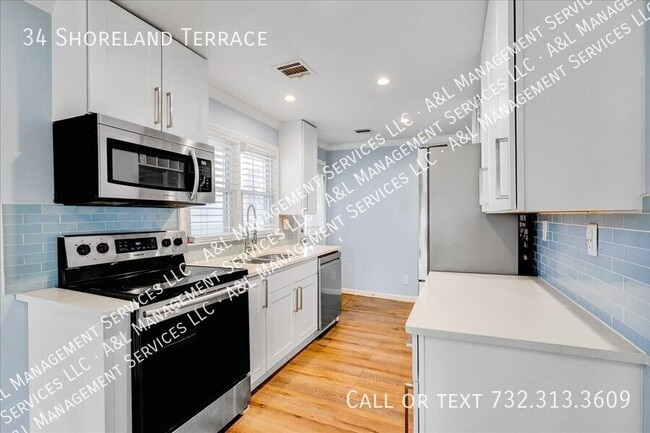 Building Photo - 34 Shoreland Terrace