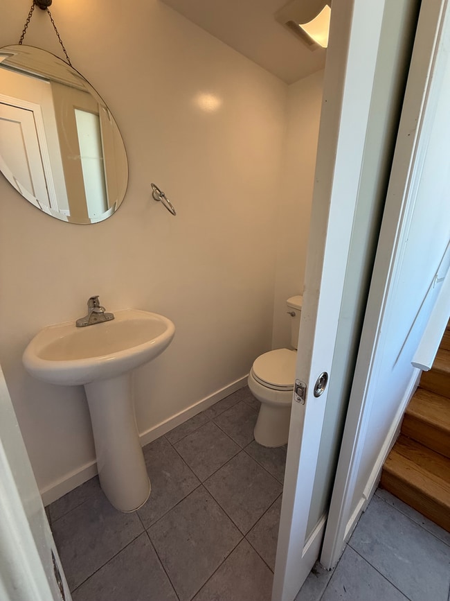Building Photo - Spacious 3 Bedroom Home Minutes from City ...