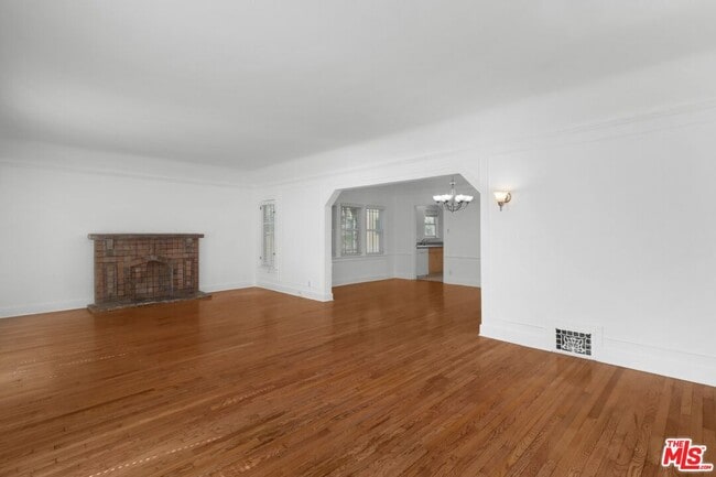Building Photo - 175 N Sycamore Ave