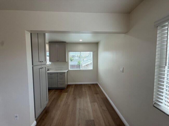 Building Photo - 1072 Lincoln Ave