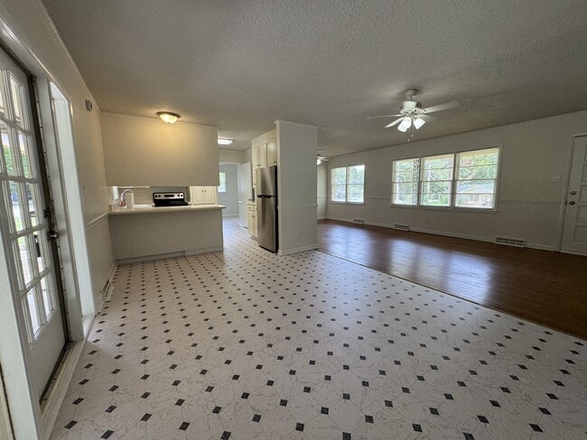 Building Photo - 400 Massee Dr