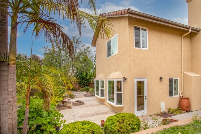 Building Photo - Beautiful + Spacious 4 bedroom/3 bath/3 Ca...