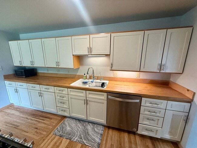 Building Photo - Stunning 3 Bed / 2 Bath Home on 10th Street!