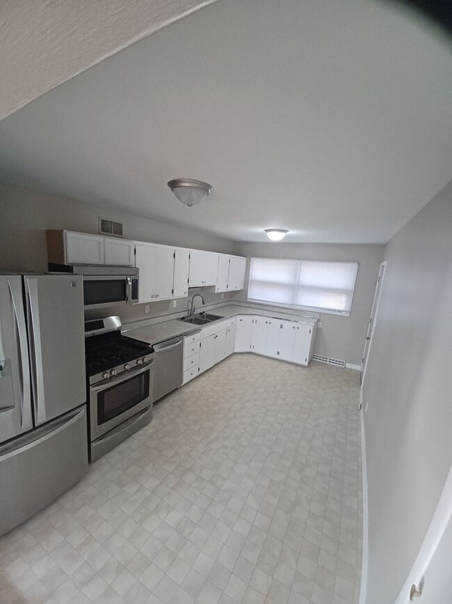 Building Photo - Don't miss out on this great Duplex!