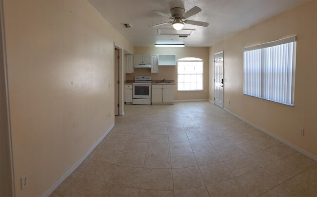 Building Photo - 2807 Fan Palm Dr