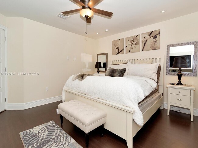 Building Photo - 3141 Hollywood Blvd