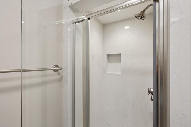 Building Photo - Luxury Apartment Available in gated Community downtown Palo Alto!